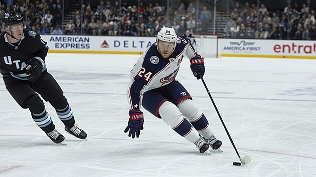 �to�n�k Columbusu Mathieu Olivier vede puk b�hem z�pasu proti Utahu.