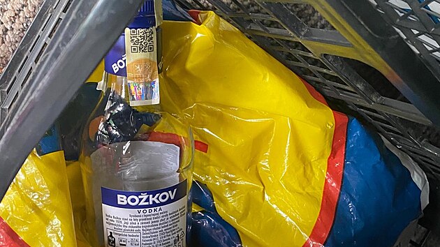 idi linkovho autobusu na trase z Brna do Uherskho Hradit nadchal tm 4 promile alkoholu. V pepravce uvnit vozu ml przdnou lahev vodky.