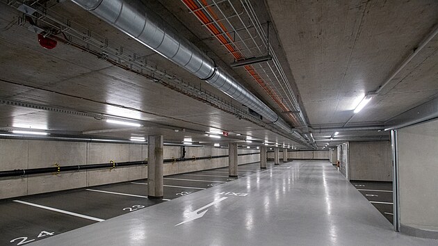 V Pardubic�ch se u zimn�ho stadionu otev�el nov� parkovac� d�m, kter� pojme 442 aut. (1. �nora 2025)