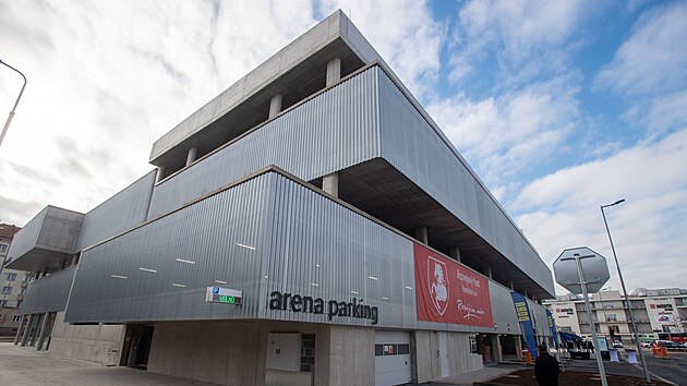 V Pardubicch se u zimnho stadionu otevel nov parkovac dm, kter pojme 442 aut. (1. nora 2025)