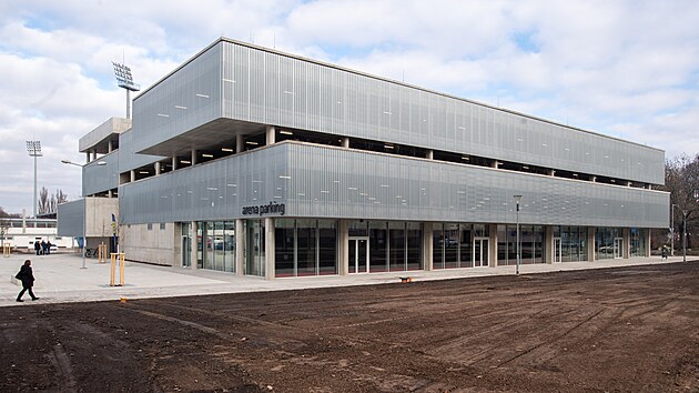 V Pardubic�ch se u zimn�ho stadionu otev�el nov� parkovac� d�m, kter� pojme 442 aut. (1. �nora 2025)