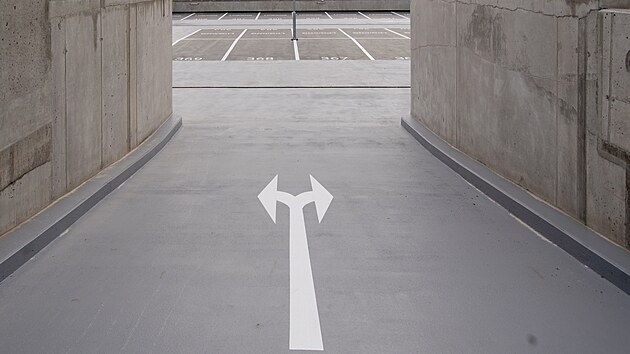 V Pardubic�ch se u zimn�ho stadionu otev�el nov� parkovac� d�m, kter� pojme 442 aut. (1. �nora 2025)