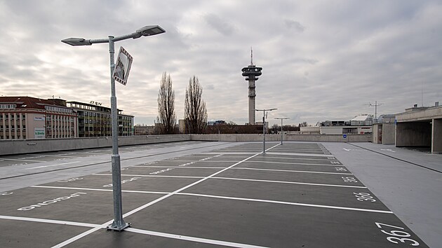 V Pardubic�ch se u zimn�ho stadionu otev�el nov� parkovac� d�m, kter� pojme 442 aut. (1. �nora 2025)