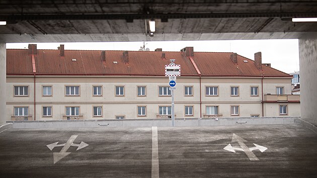 V Pardubic�ch se u zimn�ho stadionu otev�el nov� parkovac� d�m, kter� pojme 442 aut. (1. �nora 2025)