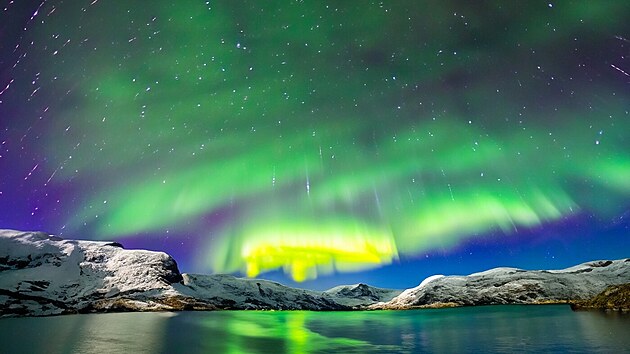 Norsko je jedn�m z nejlep��ch m�st, kde m��ete b�t sv�dky pol�rn� z��e. Nejlep�� m�sta k n�v�t�v� jsou Tromsø, Lofoty nebo �picberky. Nen� divu, �e p�irozen� sv�tlo, kter� maluje no�n� oblohu do z��iv�ch barev, je magick� z�itek, kter� cestovatel� r�di zachycuj� a sd�lej�. Nejv�t�� �anci vid�t pol�rn� z��i budete m�t od z��� do b�ezna v oblastech s minim�ln�m sv�teln�m zne�i�t�n�m.