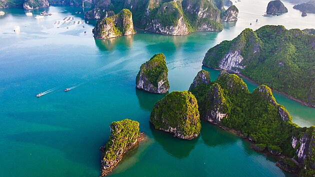 Ztoka Ha Long ve Vietnamu je znm tisci skalnatmi ostrvky vynoujcmi se ze smaragdovho moe. Nedlnou soust jsou vpencov jeskyn pln obch krpnk. Od roku 1994 figuruje ztoka Ha Long na seznamu svtovho ddictv UNESCO a je tak uvedena mezi sedmi novmi prodnmi divy svta. Specilnm zitkem je non plavba ztokou.