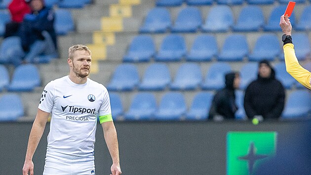 Libereck� kapit�n Jan Mikula u� v �vodu utk�n� s Ban�kem Ostrava vid� �ervenou...