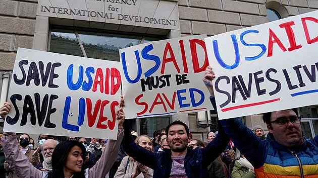 Nejv�t�� odborov� skupina zastupuj�c� americk� feder�ln� pracovn�ky ve �tvrtek za�alovala administrativu nov�ho americk�ho prezidenta Donalda Trumpa