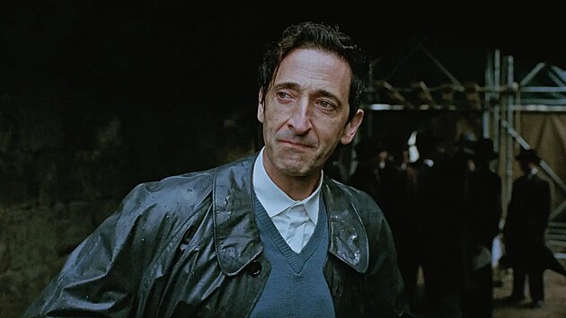 Brutalista je p��b�h ma�arsk�ho architekta L�szl� T�tha, kter� po emigraci do USA usiluje o realizaci sv�ho velkolep�ho stavebn�ho projektu navzdory osobn�m i profesn�m v�zv�m.