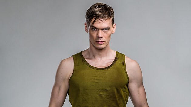 David Chm�tal (30): Moder�tor a sportovn� redaktor TV Nova, se rozhodl vym�nit studio za nehostinnou d�ungli Survivoru. Sout�iv� a fyzicky zdatn� spor��k si chce hru hlavn� u��t, ale z�rove� v�, �e jeho nejv�t�� v�zvou bude udr�et nervy na uzd�. M� r�d chytr� lidi, dok�e se pou�it ze sv�ch chyb a nenech� se jen tak obehr�t.