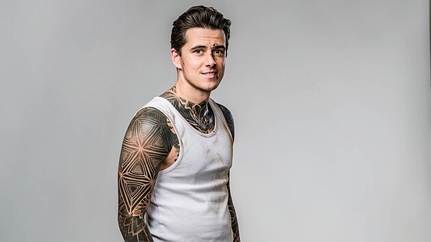 Jakub „Koťák“ Kotek (37): Moderátor z Prahy se do Survivoru vydává hledat nejen své limity, ale i skrytý potenciál. I když se považuje za dokonale průměrného, na ostrově rozhodně nehodlá být tuctovým účastníkem. Jeho strategií je přežít první týden a vyhnout se ztrapnění. Jakub je vždy soustředěný, ale jeho tendence mít vše pod kontrolou ho v každodenním životě někdy přivádí k úsměvným situacím – například když tráví dvacet minut kontrolováním, zda neuniká plyn z elektrického sporáku.