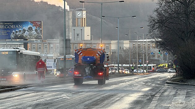 U Thomayerovy nemocnice praskla voda. Na ledu boural i autobus, MHD m zpodn. (3. nora 2025)