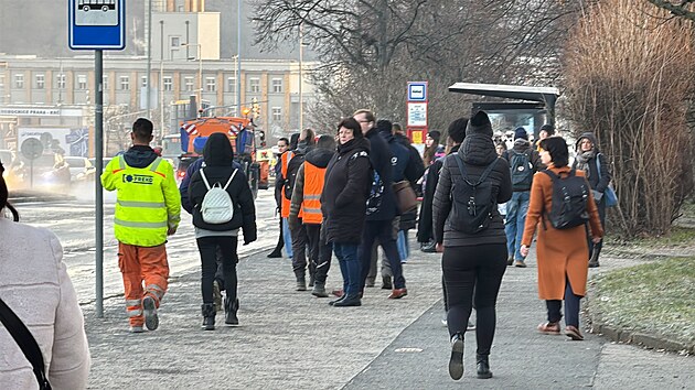 U Thomayerovy nemocnice praskla voda. Na ledu boural i autobus, MHD m zpodn. (3. nora 2025)