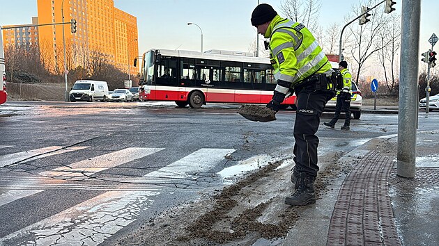 U Thomayerovy nemocnice praskla voda. Na ledu boural i autobus, MHD m zpodn. (3. nora 2025)