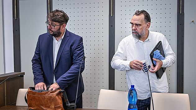 Kou� Vratislav Hl�sek je ob�alov�n ze sexu�ln�ho n�tlaku na osm klientek. Vinu pop�el. (30. �ervence 2024)