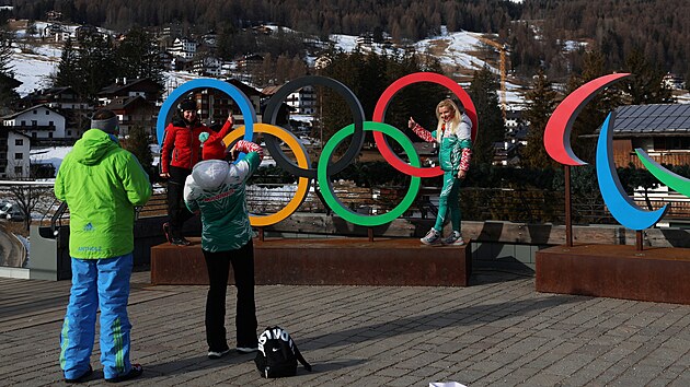 N�v�t�vn�ci Alp se fot� p�ed olympijsk�mi kruhy v italsk� Cortin�.