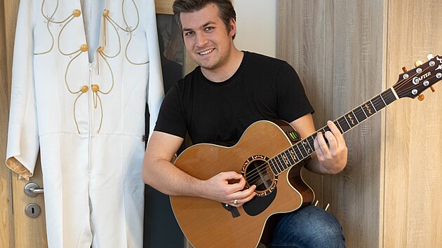 esk Elvis s kytarou a svm blskavm kostmem.