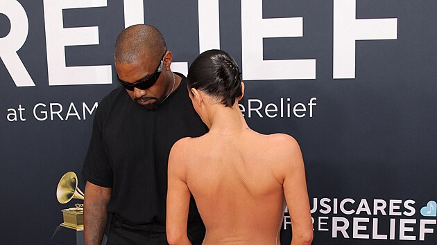 Kanye West a Bianca Censori na cen�ch Grammy v Los Angeles (2. �nora 2025)