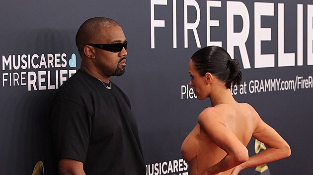 Kanye West a Bianca Censori na cen�ch Grammy v Los Angeles (2. �nora 2025)
