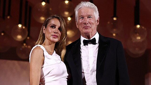 Richard Gere a jeho man�elka Alejandra Silva v Ben�tk�ch (1. z��� 2024)