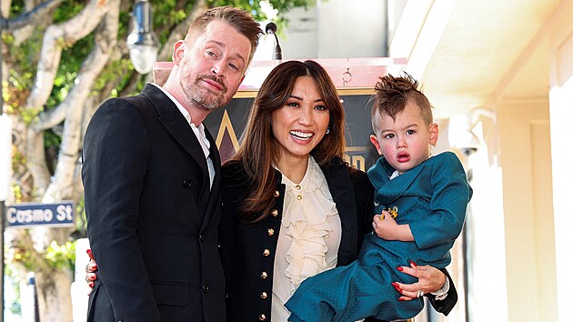 Macaulay Culkin, jeho partnerka Brenda Song a jejich starší syn Dakota (Los Angeles, 1. prosince 2023)