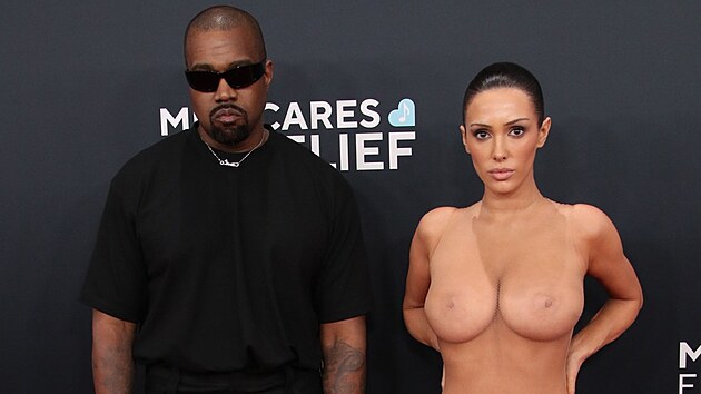 Kanye West a Bianca Censori na cen�ch Grammy v Los Angeles (2. �nora 2025)