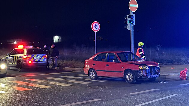 Nehoda dodvky mstsk policie a osobnho auta ped Trojskm mostem v Praze. (7. nora 2025)