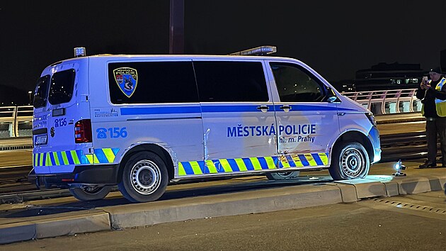 Nehoda dodvky mstsk policie a osobnho auta ped Trojskm mostem v Praze. (7. nora 2025)