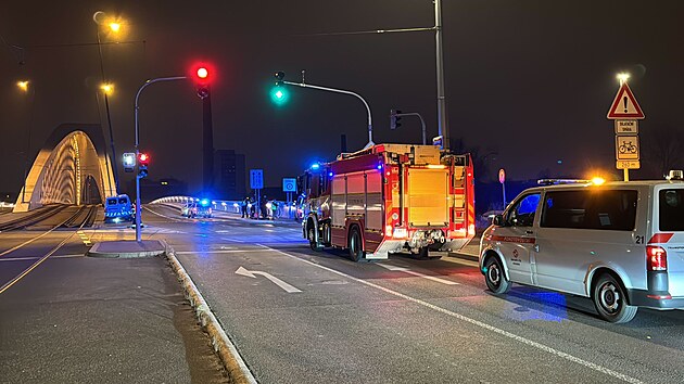 Nehoda dodvky mstsk policie a osobnho auta ped Trojskm mostem v Praze. (7. nora 2025)