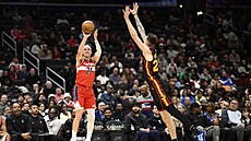 Corey Kispert z Washingtonu st�ílí, blokuje ho Vít Krej�í z Atlanty.