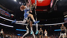 Vít Krej�í z Atlanty p�ihrává kolem  Brooka Lopeze z Milwaukee.