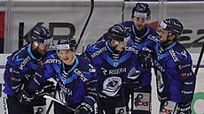Gólová radost hrá Vítkovic. Druhý zleva Jan Bambula autor dvou branek.