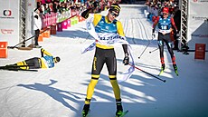 Ole Jörgen Bruvoll oslavuje vítzství v cíli Jizerské padesátky.