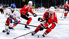 Michal Kunc (vlevo) v utkání proti �výcarsku.