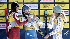 T�i nejlep�í sjezda�ky na MS k�ep�í se �ampa�ským. Zleva Mirjam Puchnerová,...