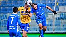 Boleslavská dvojice Ylldren Ibrahimaj (vlevo) a Mat�j Pulkrab v souboji s...
