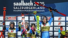 Nad�ení italských reprezentant� po triumfu ve smí�eném paralelním slalomu.