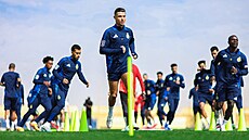NA TRÉNINKU P�ÍKLADEM. Cristiano Ronaldo se spoluhrá�i saúdského an-Nasru.