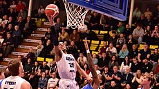 Kanadský basketbalista Jaden Edwards z Dína zakonuje v utkání proti...