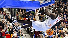 Tylan Birts z Nymburku si u�ívá zakon�ení v duelu s Murcií.