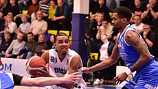 Kanadský basketbalista Jaden Edwards z D��ína se soust�edí v utkání proti...