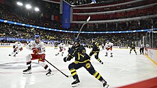 �eský obránce Libor Hájek (vlevo) a �védský úto�ník Simon Ryfors.