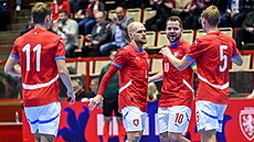etí futsalisté oslavují gól proti Rakousku..
