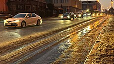 V pra�ské Kr�i druhý den po sob� po silnici te�e voda. Je po�kozený ventil v...