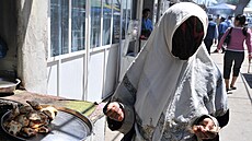 ena odná do parandi v kyrgyzském mst Kara-suu (13. kvtna 2009)