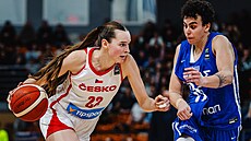 Emma echová (v bílém) útoí v kvalifikaním zápase eských basketbalistek na...