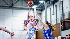 Emma echová (v bílém) stílí v kvalifikaním zápase eských basketbalistek na...