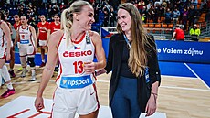 �eská basketbalistka Petra Hole�ínská (vlevo) po zápase kvalifikace na...
