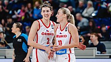 �eské basketbalistky (zleva) Julie Pospí�ilová a Petra Hole�ínská p�i zápase...