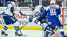 Obránce Nicolas Beaudin z Komety Brno (zády) odklízí soupe�e z Liberce v utkání...